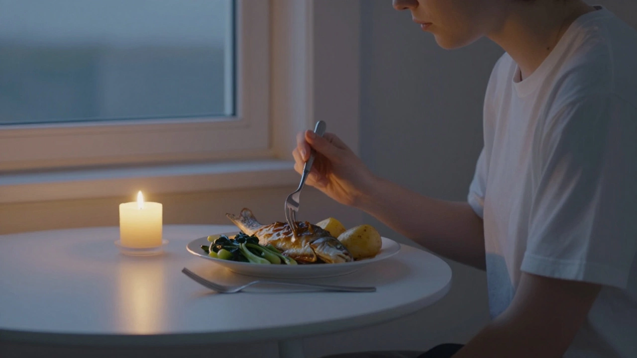 Человек спокойно ест ужин без телефона, с candlelight и закатом в окне — осознанное питание.