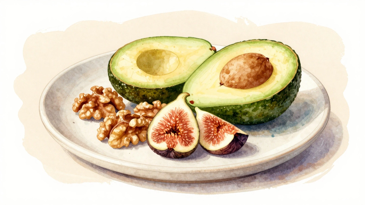 Здоровый перекус из авокадо, орехов и инжира в стиле акварели